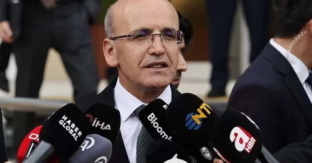 bakan-simsek-cari-acik-yil-sonu-tahminlerin-altinda-olacak-cG9OnRV7.webp