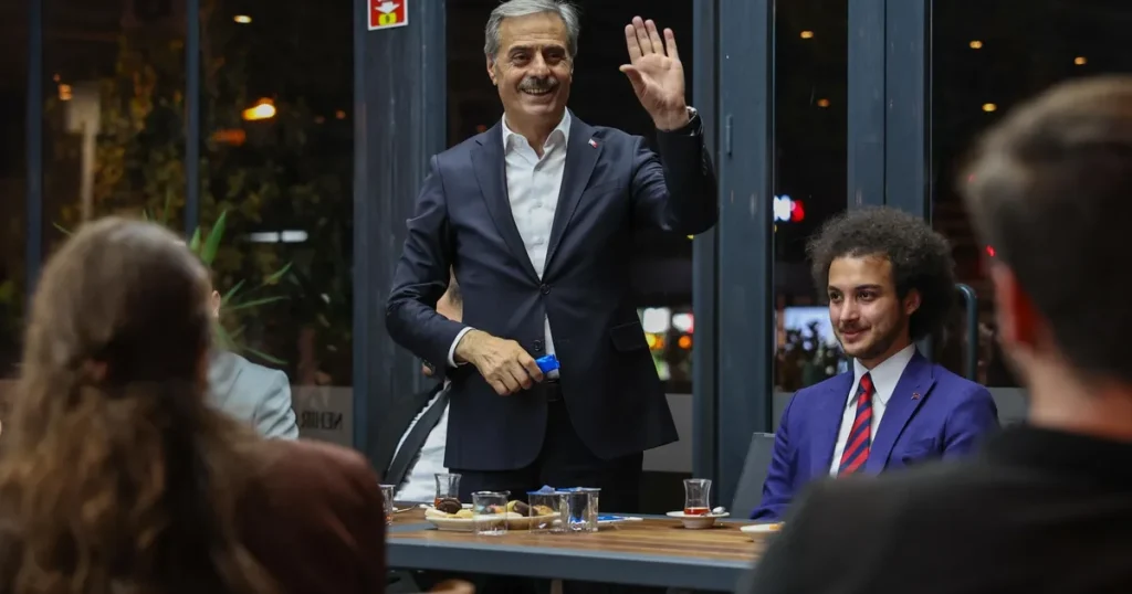 baskan-alemdar-sakaryada-genclerle-bulustu-WDVFHIJk.webp