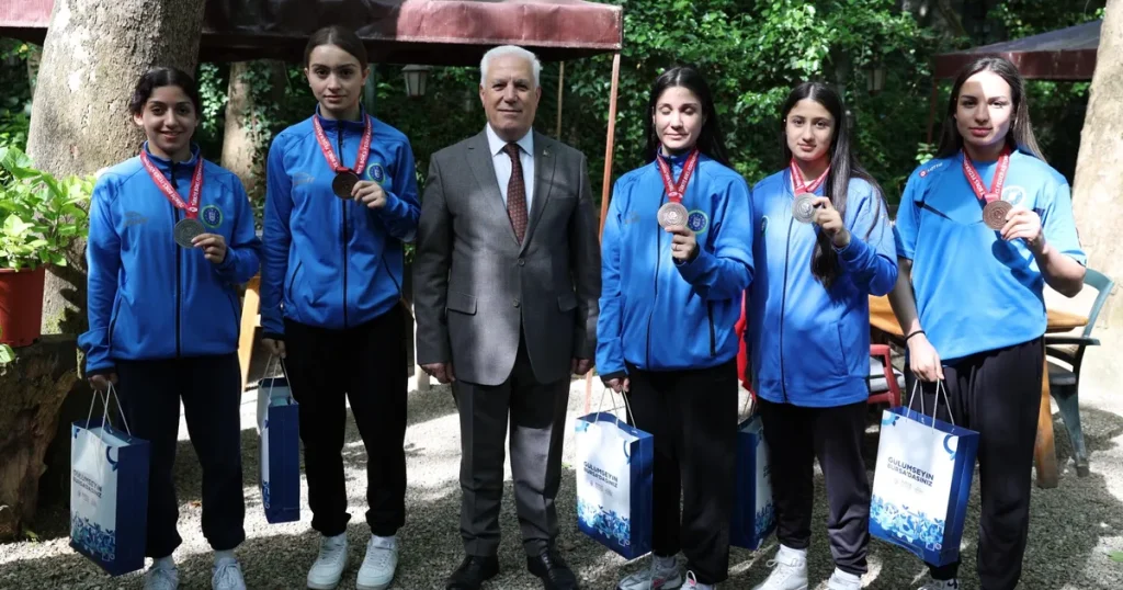 baskan-bozbey-bursanin-gururlariyla-bulustu-GbaApsRN.webp