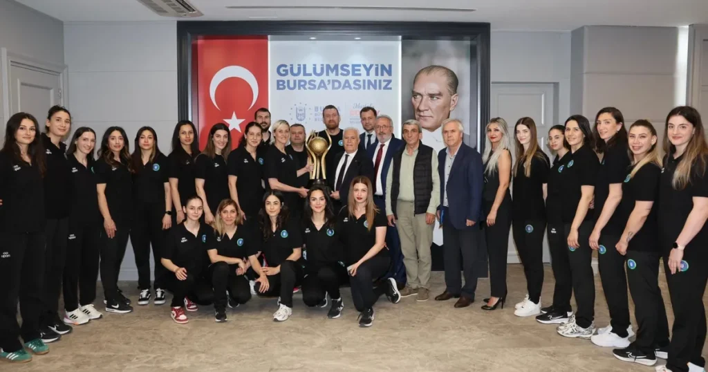 baskan-bozbeyden-sampiyon-hentbol-takimina-ovgu-s2zsFK4a.webp
