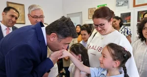 bilecik-valisi-sefik-aygolden-ozel-bireylere-anlamli-ziyaret-N1CrVPPT.webp