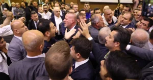 bursa-buyuksehir-meclisinde-gerginlik-baskan-bozbeyden-saldiriya-kinama-BXldNOv6.webp