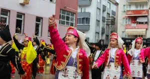 bursa-gemlikte-1470-ogrenci-sanatla-bulusuyor-L5i3FOfL.webp