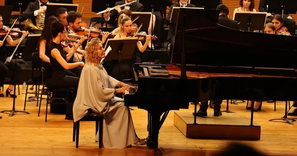 bursa-nilufer-senfoni-orkestrasi-ilk-konserinde-gulsin-onayi-agirladi-kVcUQswB.webp