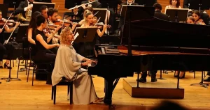 bursa-nilufer-senfoni-orkestrasi-ilk-konserinde-gulsin-onayi-agirladi-kVcUQswB.webp