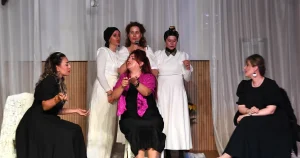bursada-osmangazili-kadinlar-kozalar-oyunu-ile-izleyici-karsisinda-9zKCmGRO.webp
