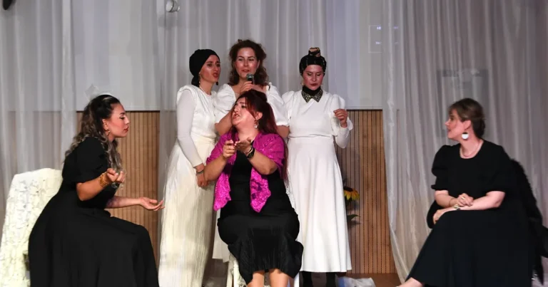 bursada-osmangazili-kadinlar-kozalar-oyunu-ile-izleyici-karsisinda-9zKCmGRO.webp