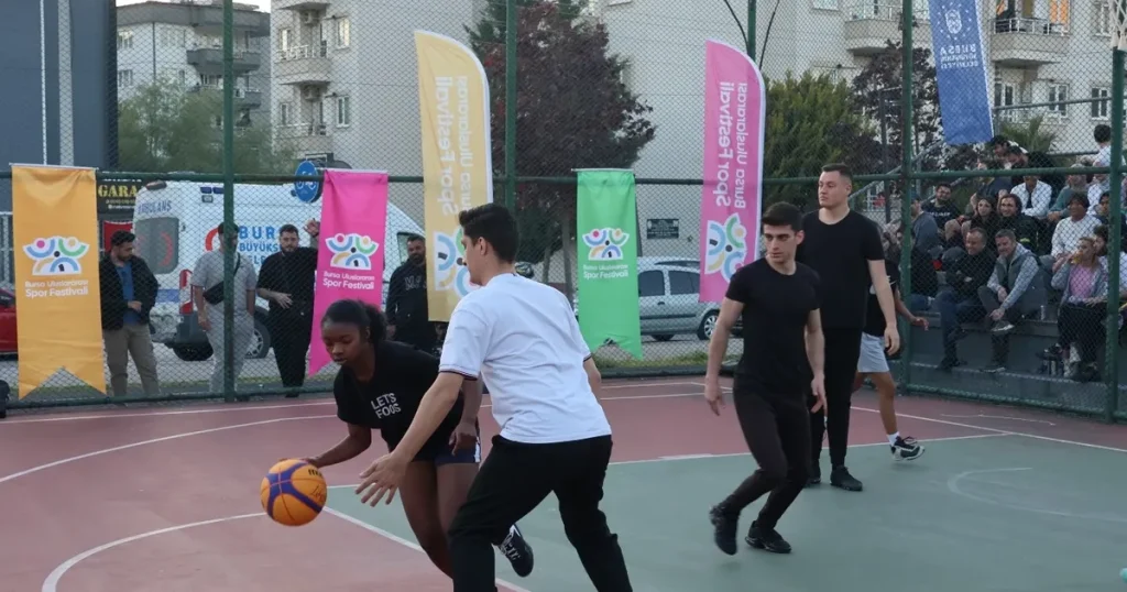 bursada-sokak-basketbolu-heyecani-uZJFFA2V.webp