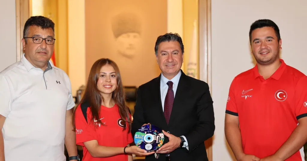 dunya-rekoru-kiran-okculardan-baskan-arasa-ziyaret-x846JZmf.webp
