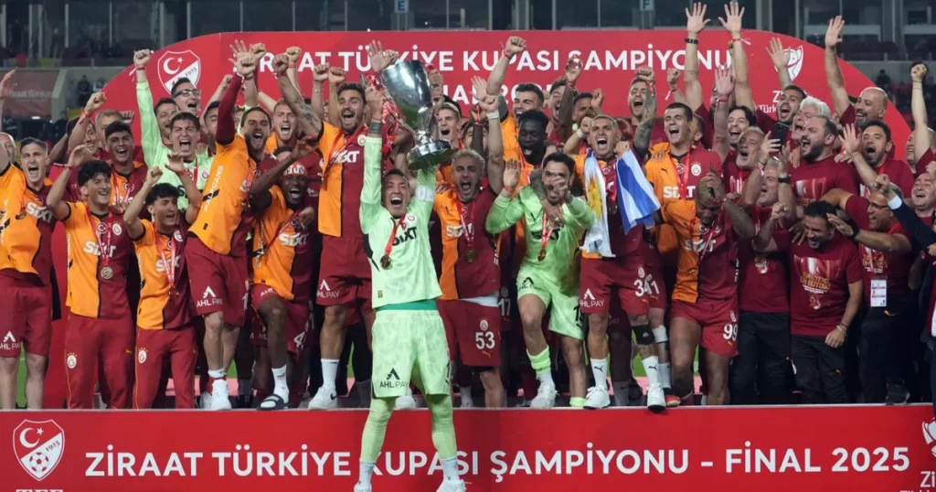 galatasaray-kupayi-coskuyla-kaldirdi-k4hLusNz.webp