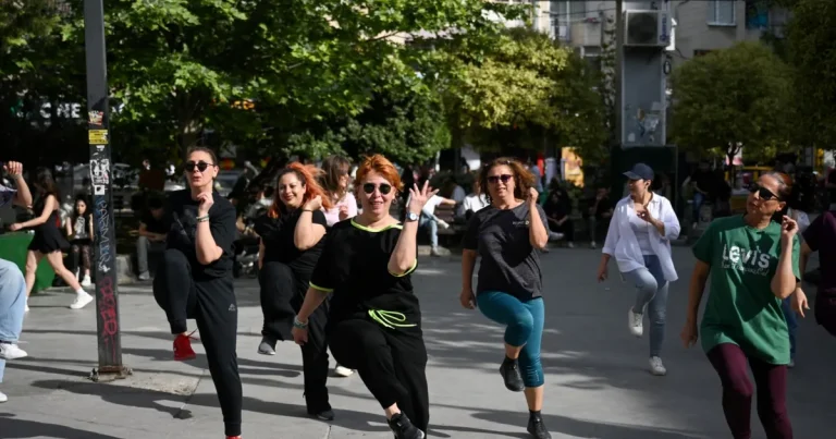 genclik-coskusu-bornova-sokaklarinda-yukseliyor-7RuYLD1d.webp