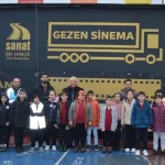 gezen-sinema-yuzlerce-duragin-heyecani-oldu-sinemanin-rotasi-baskentten-doguya-oldu-Kszhv5iL.webp