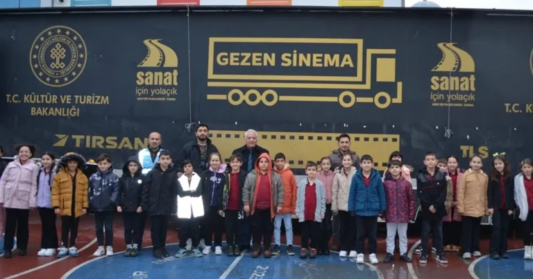 gezen-sinema-yuzlerce-duragin-heyecani-oldu-sinemanin-rotasi-baskentten-doguya-oldu-Kszhv5iL.webp