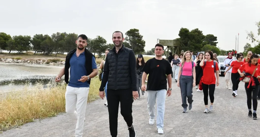 izmir-ciglide-genclik-ataturk-icin-yurudu-etDk3BqJ.webp