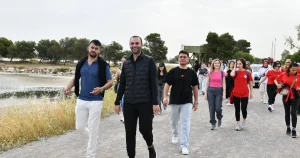 izmir-ciglide-genclik-ataturk-icin-yurudu-etDk3BqJ.webp