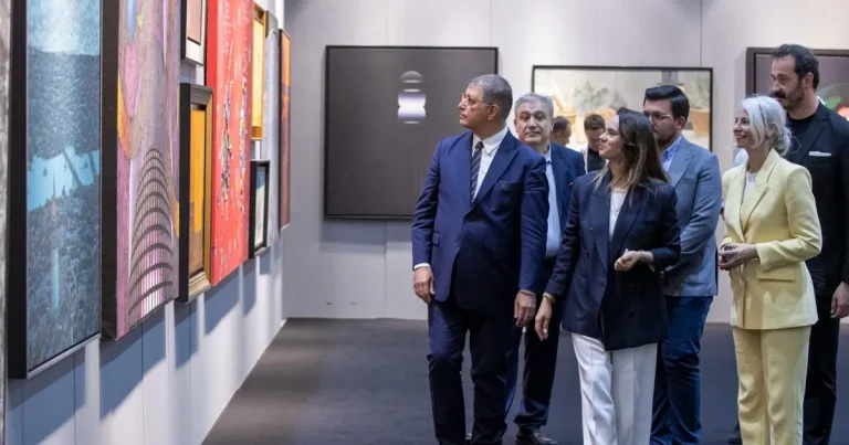 izmir-sanat-ve-antika-fuari-kapilarini-acti-l2FfLc1Q.webp