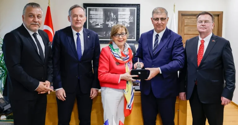 izmirde-anlamli-bir-bulusma-gerceklesti-pNPEVexF.webp