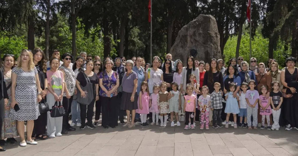 izmirli-annelere-en-ozel-kutlama-O7zsFJa4.webp