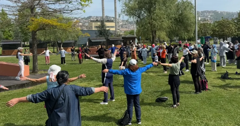 izmitten-anneleri-gulumseten-yuruyus-mMhl8n9N.webp