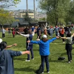 izmitten-anneleri-gulumseten-yuruyus-mMhl8n9N.webp