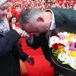 kocaelide-baskan-buyukakindan-annesine-cicekli-kutlama-AYqtXKdn.webp