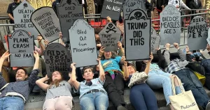 manhattanda-milyarder-galasina-protesto-soku-ddfyyZQt.webp