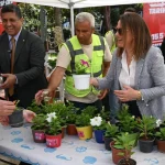 manisali-annelere-binlerce-cicek-dagitildi-lQMsguaC.webp
