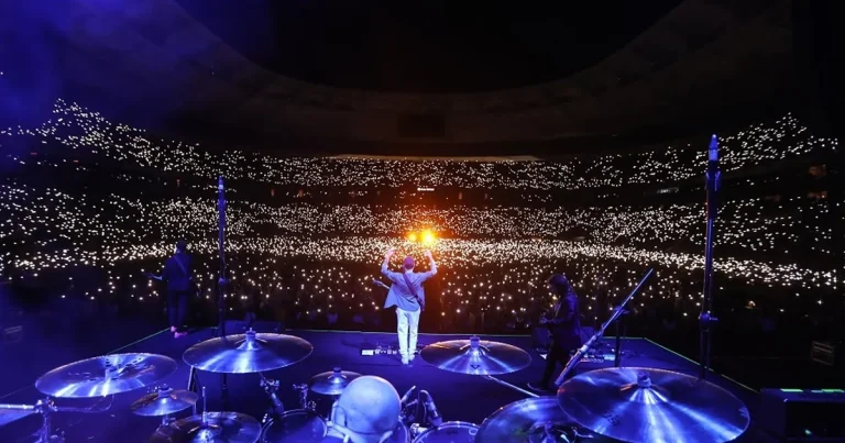 mor-ve-otesinden-izmirde-dev-konser-dunya-capinda-bir-stadyum-konseri-7uP3Yzvr.webp