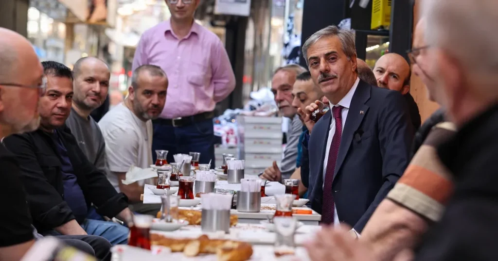 sakarya-uzuncarsida-baskan-alemdar-kunduraci-esnafiyla-bulustu-X8hLCPXC.webp
