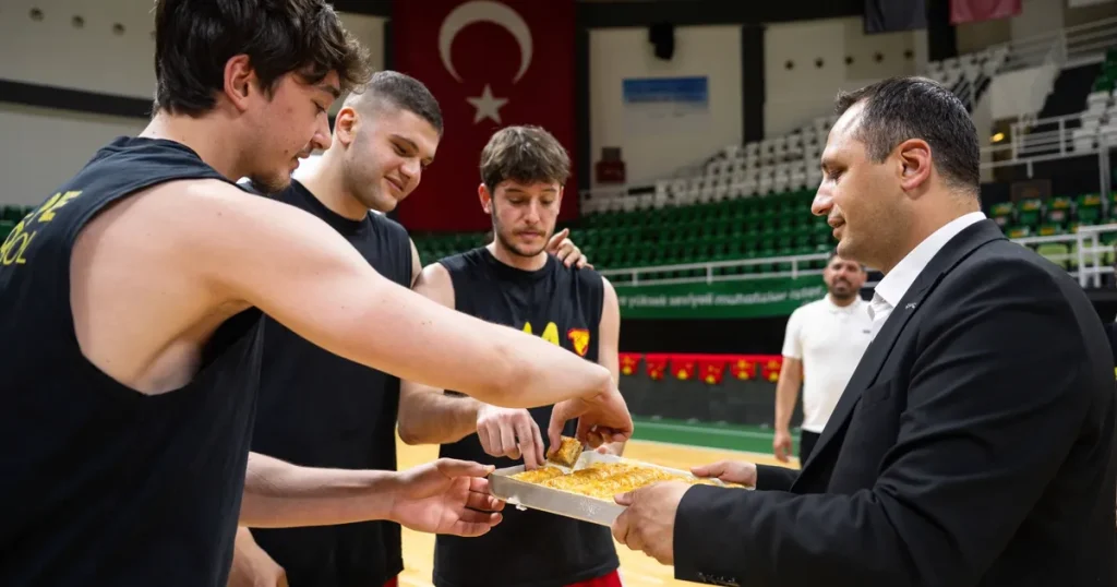 sari-kirmizili-ekip-sampiyonluk-macina-bornovada-cikiyor-ZNxXeWan.webp