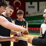 sari-kirmizili-ekip-sampiyonluk-macina-bornovada-cikiyor-ZNxXeWan.webp