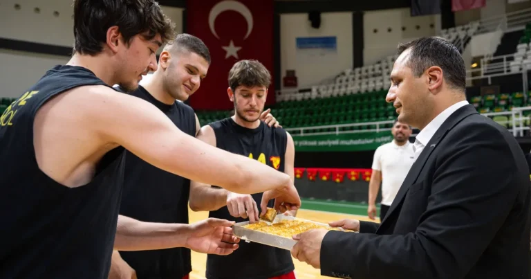 sari-kirmizili-ekip-sampiyonluk-macina-bornovada-cikiyor-ZNxXeWan.webp