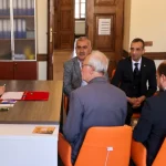 vali-aygol-acik-kapida-bileciklilerle-bulustu-QhNEiRCK.webp