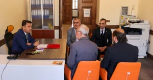 vali-aygol-acik-kapida-bileciklilerle-bulustu-QhNEiRCK.webp